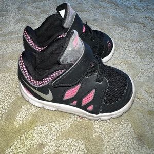 Cute toddler/baby Nike walking shoes. Size 4.